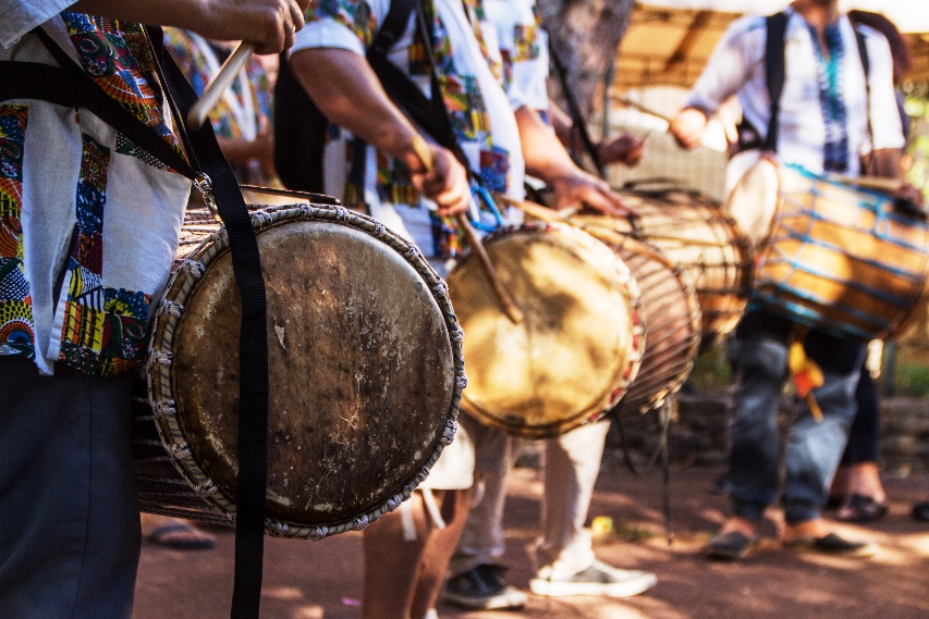 Percussionnistes du Collectif Percu avec leurs djembés