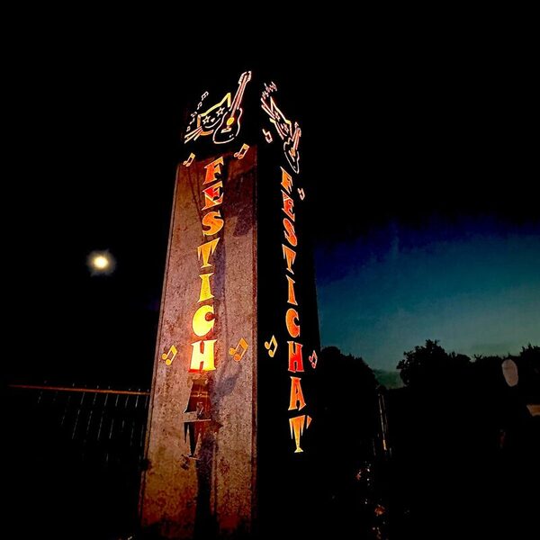 Totem Festichat' illuminé de nuit